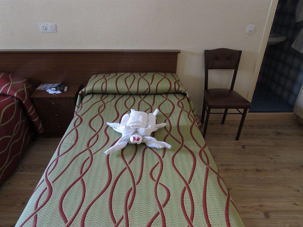 Hostal Rober Madrid Exterior photo