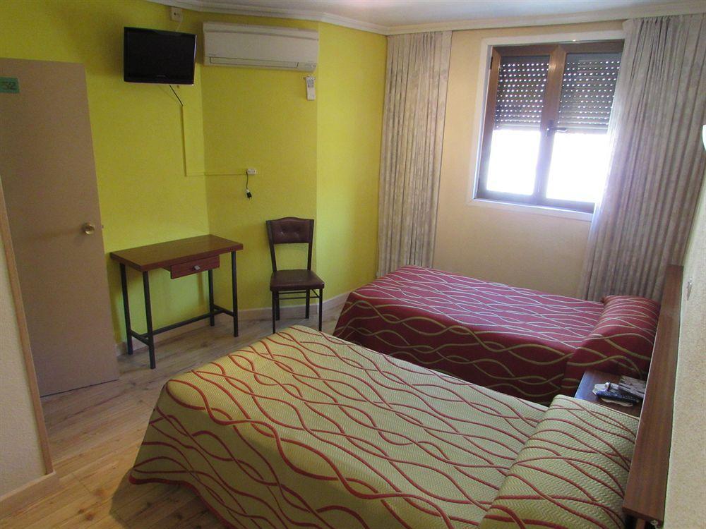 Hostal Rober Madrid Exterior photo
