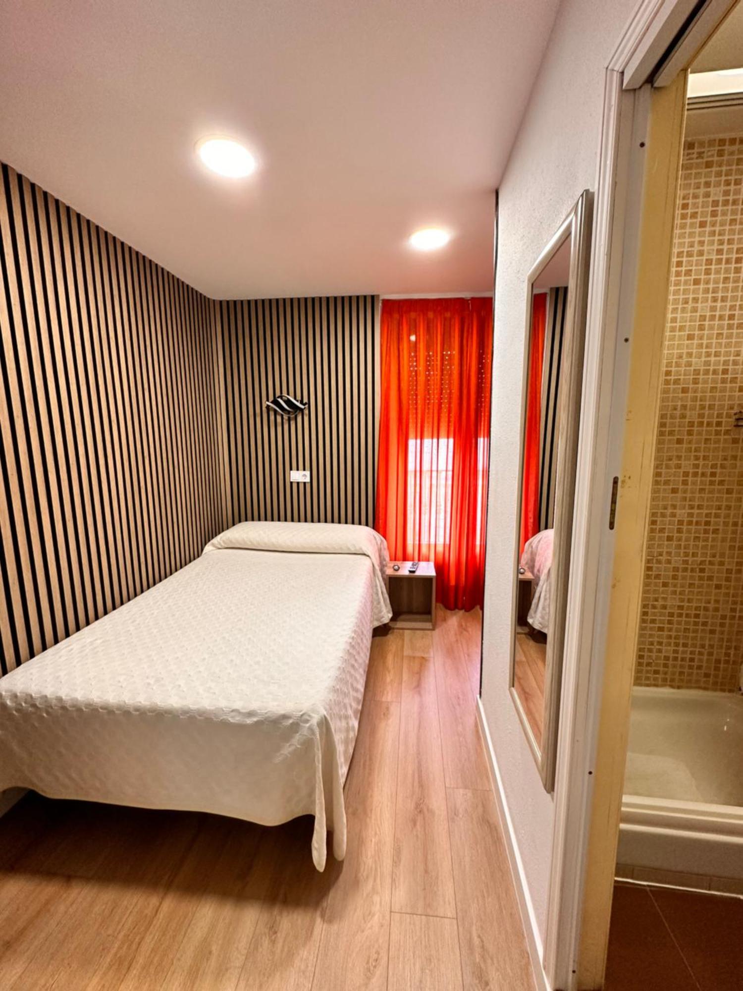 Hostal Rober Madrid Exterior photo
